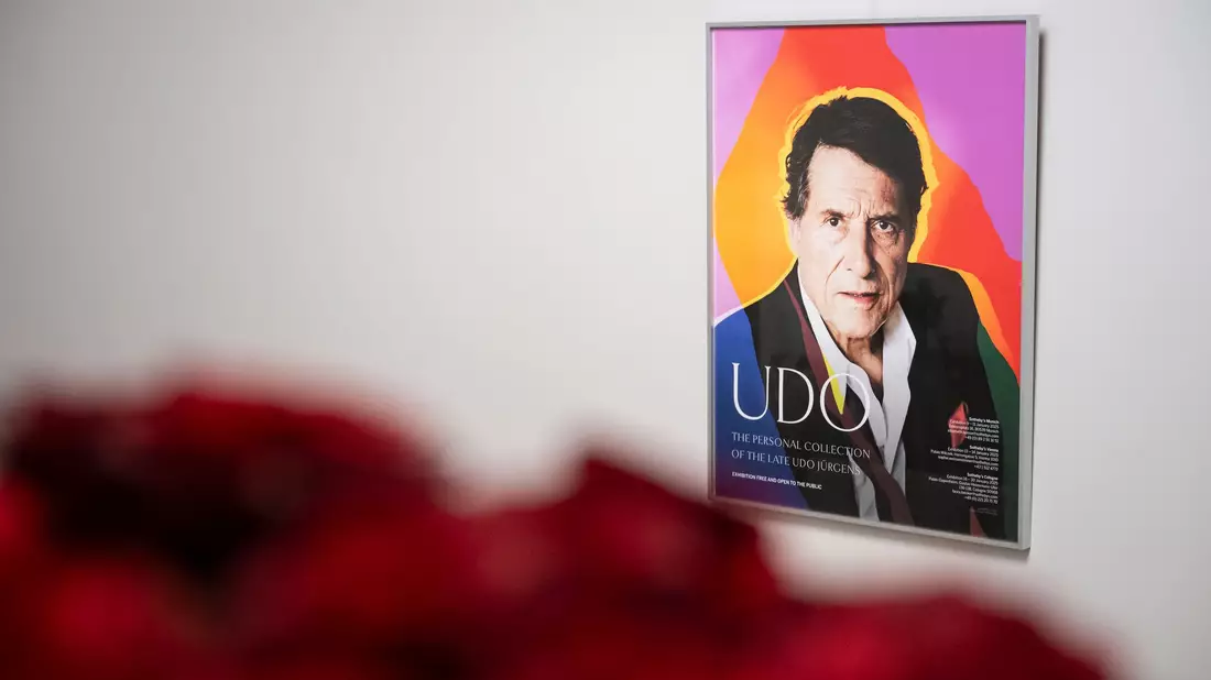Bei einer Online-Auktion gibt es Gegenstände aus dem Nachlass von Udo Jürgens zu ersteigern - vom Füller bis zum Konzertflügel. - Bild: Lukas Barth/dpa