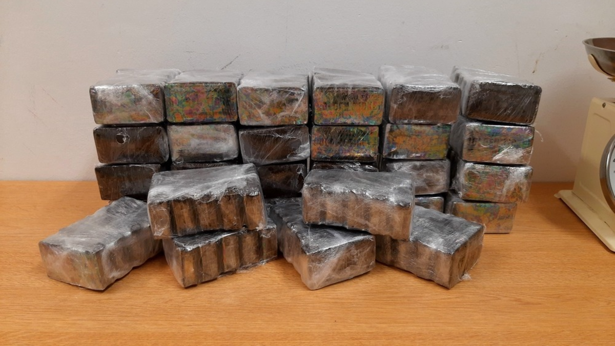 BPOL NRW: Grenzüberschreitendes Einsatzteam stellt 22-jährigen Deutschen mit 15kg Haschisch - einem Verkehrswert von ca. 100.000EUR - Foto: presseportal.de