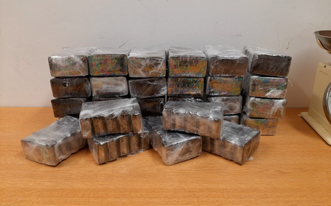 BPOL NRW: Grenzüberschreitendes Einsatzteam stellt 22-jährigen Deutschen mit 15kg Haschisch - einem Verkehrswert von ca. 100.000EUR - Foto: presseportal.de