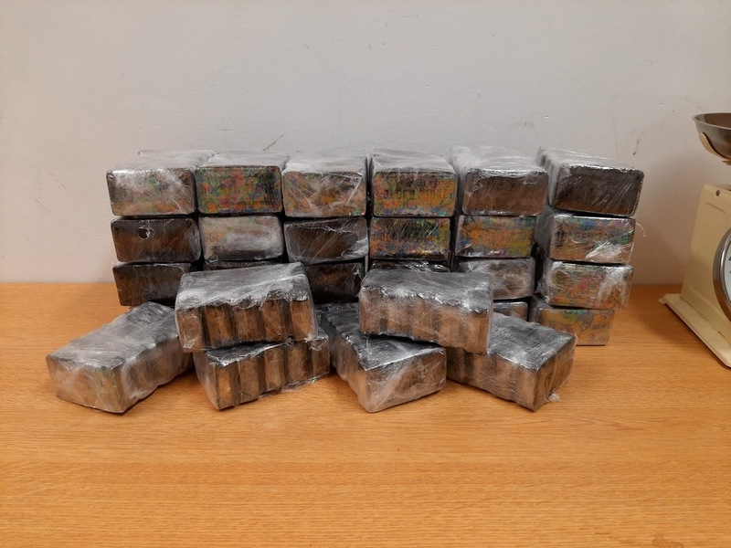 BPOL NRW: Grenzüberschreitendes Einsatzteam stellt 22-jährigen Deutschen mit 15kg Haschisch - einem Verkehrswert von ca. 100.000EUR - Foto: presseportal.de