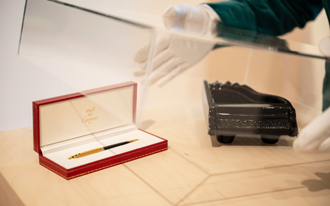 Mit einem «Starfighter»-Helm auf dem Kopf flog Udo Jürgens einst in 10.000 Metern Höhe. - Foto: Lukas Barth/dpa