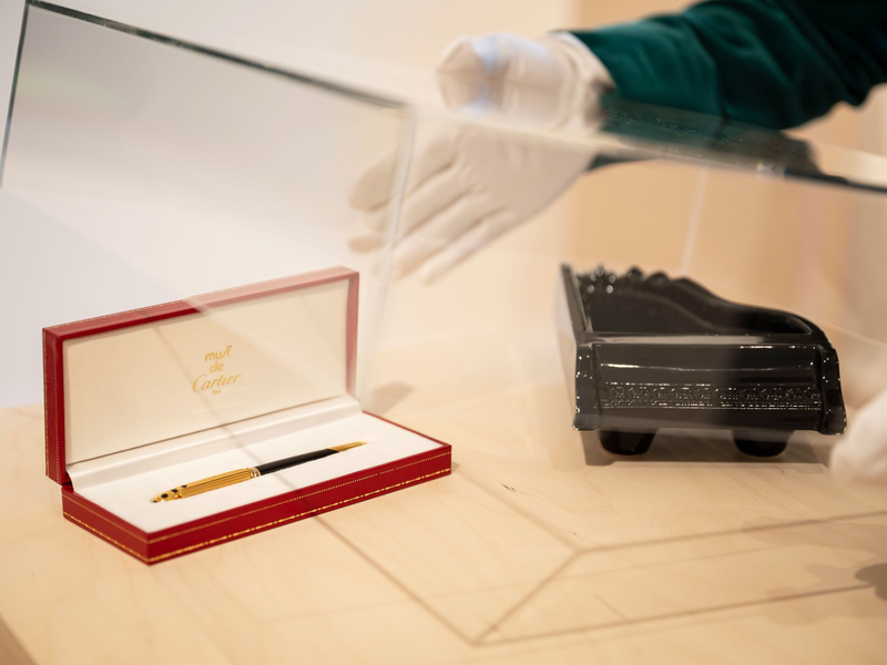 Mit einem «Starfighter»-Helm auf dem Kopf flog Udo Jürgens einst in 10.000 Metern Höhe. - Foto: Lukas Barth/dpa