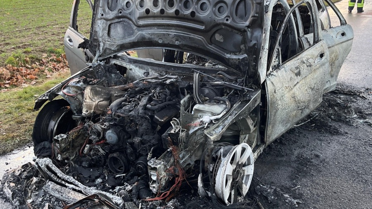 POL-HRO: Brennender PKW ohne Pflichtversicherung auf der B5 - Foto: presseportal.de