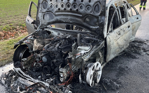 POL-HRO: Brennender PKW ohne Pflichtversicherung auf der B5 - Foto: presseportal.de