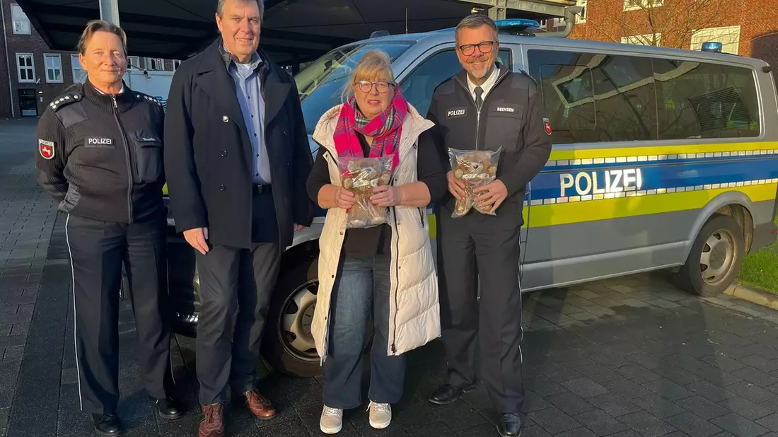 POL-WHV: Die Polizeiinspektion Wilhelmshaven/Friesland erhält 75 Teddys der Deutschen Teddy-Stiftung - Die Trostspender sind auf den Streifenwagen und in den Dienststellen weiterhin vertreten - Bild: presseportal.de