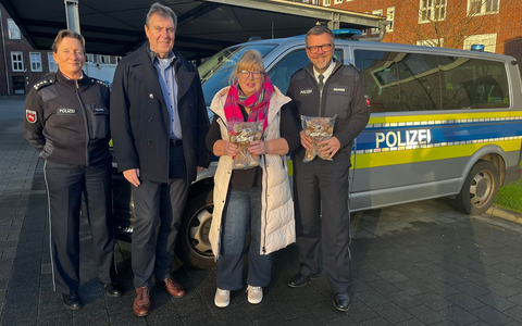 POL-WHV: Die Polizeiinspektion Wilhelmshaven/Friesland erhält 75 Teddys der Deutschen Teddy-Stiftung - Die Trostspender sind auf den Streifenwagen und in den Dienststellen weiterhin vertreten - Foto: presseportal.de