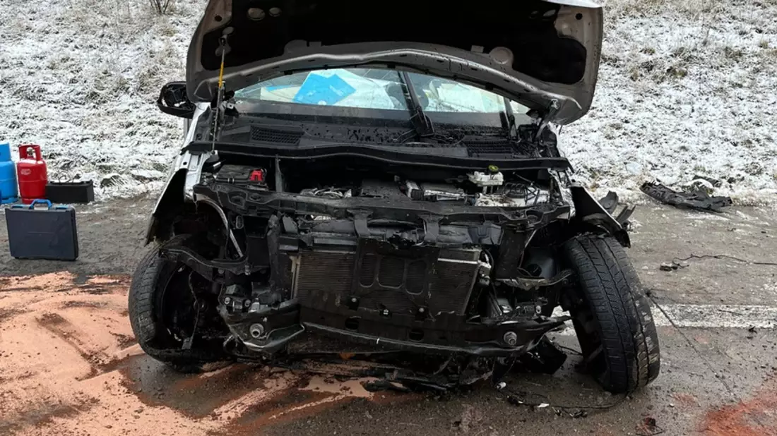 API-TH: Transporter überschlägt sich auf winterglatter Fahrbahn mehrfach - Bild: presseportal.de