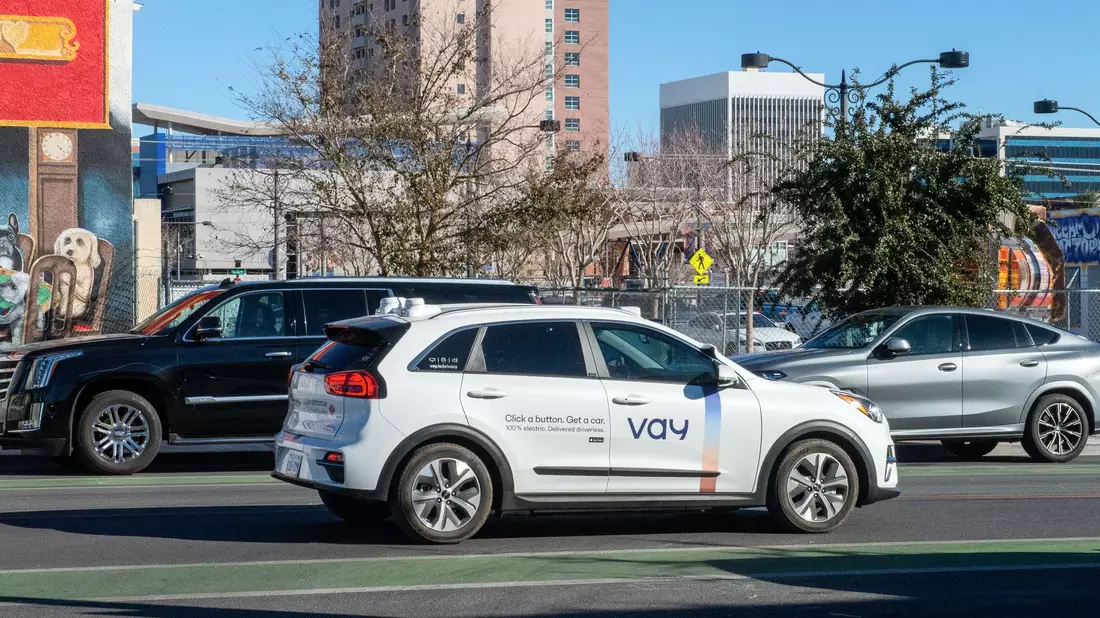 Vay Technology bringt Mietwagen ohne Fahrer im Auto zu den Kunden. - Bild: Andrej Sokolow/dpa