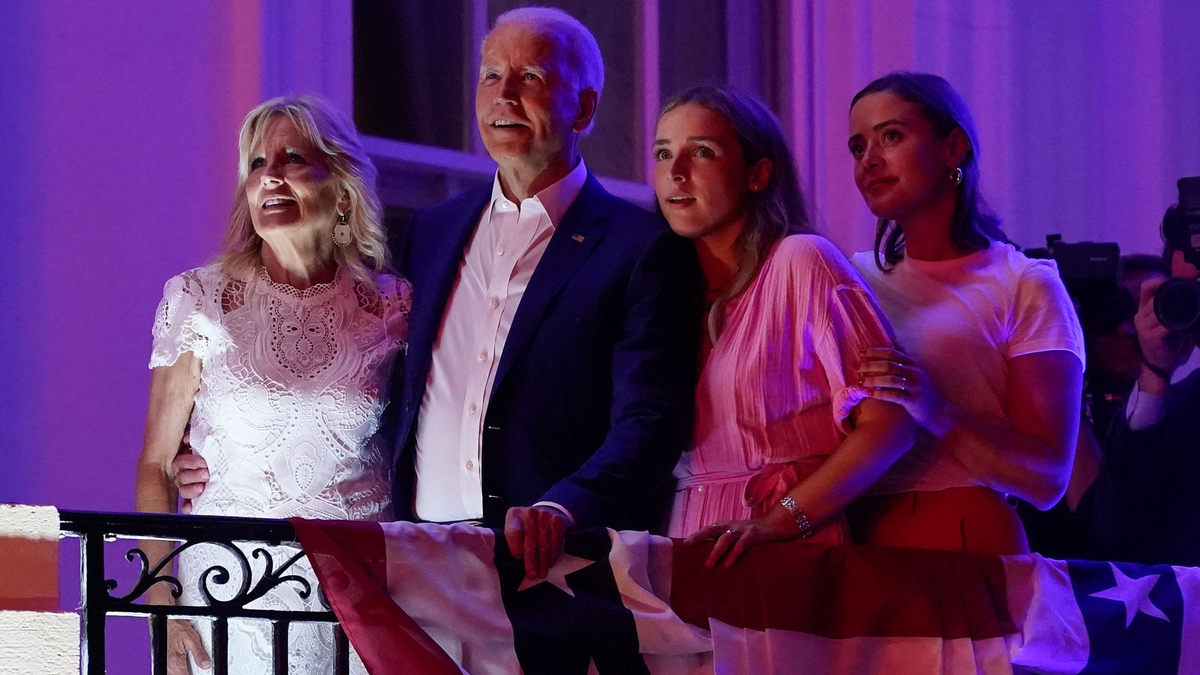 US-Präsident Joe Biden mit seiner Ehefrau Jill und den Enkelinnen Finnegan (2r) und Naomi. (Archivbild) - Foto: Patrick Semansky/AP/dpa