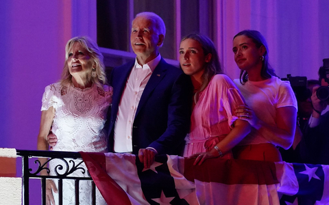 US-Präsident Joe Biden mit seiner Ehefrau Jill und den Enkelinnen Finnegan (2r) und Naomi. (Archivbild) - Foto: Patrick Semansky/AP/dpa