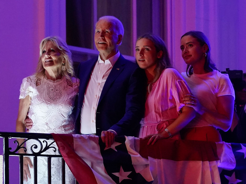 US-Präsident Joe Biden mit seiner Ehefrau Jill und den Enkelinnen Finnegan (2r) und Naomi. (Archivbild) - Foto: Patrick Semansky/AP/dpa