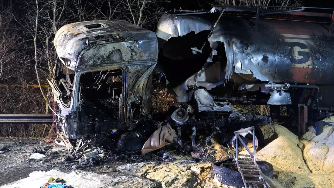 Ein Großaufgebot von Feuerwehr und Rettungskräften war im Einsatz.  - Bild: Jörn Hüneke/dpa