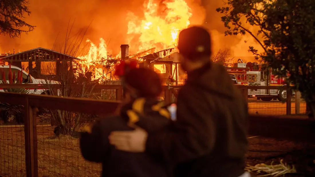 Auch die Hollywood Hills sind von den Flammen betroffen. - Bild: Ethan Swope/AP/dpa