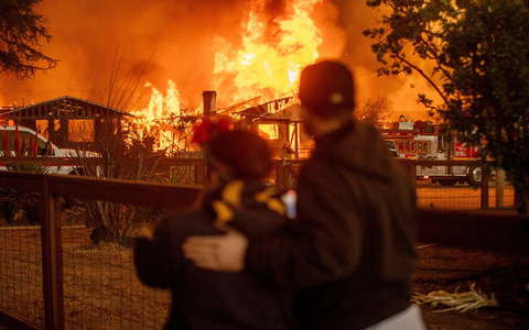 Dichter Rauch lag über der betroffenen Region.  - Foto: Ethan Swope/AP/dpa