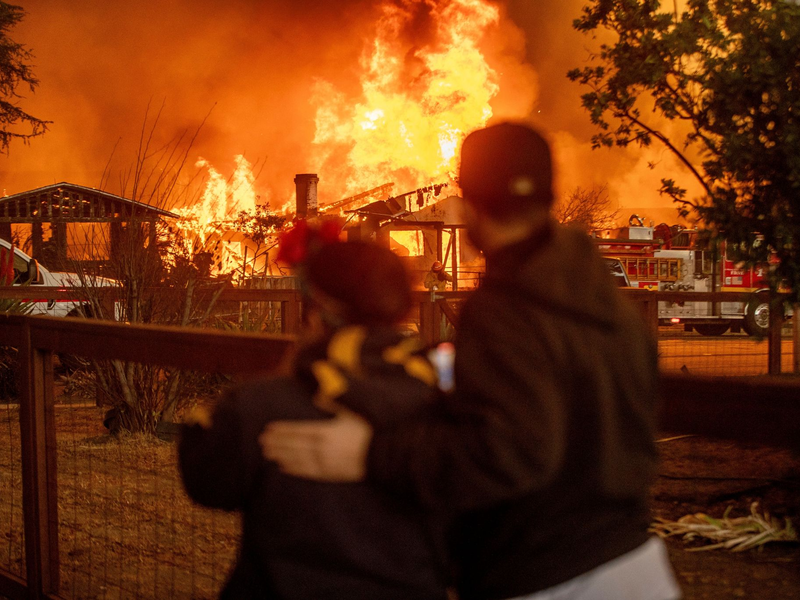Dichter Rauch lag über der betroffenen Region.  - Foto: Ethan Swope/AP/dpa