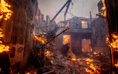 Die Feuer im Stadtteil Pacific Palisades von Los Angeles haben ein Wohnhaus niedergebrannt. - Foto: Ethan Swope/FR171736 AP/dpa