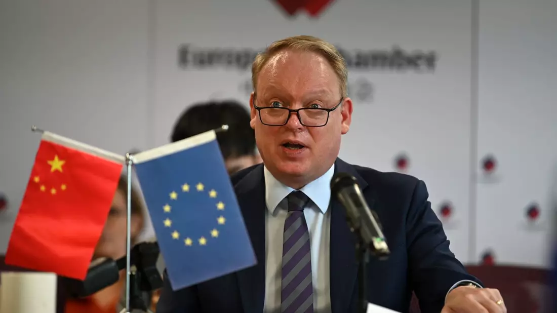Laut der EU-Handelskammer-Präsiden Jens Eskelund isolieren europäische Firmen in China ihr Geschäft vom Rest der Welt. (Archivbild) - Bild: Johannes Neudecker/dpa