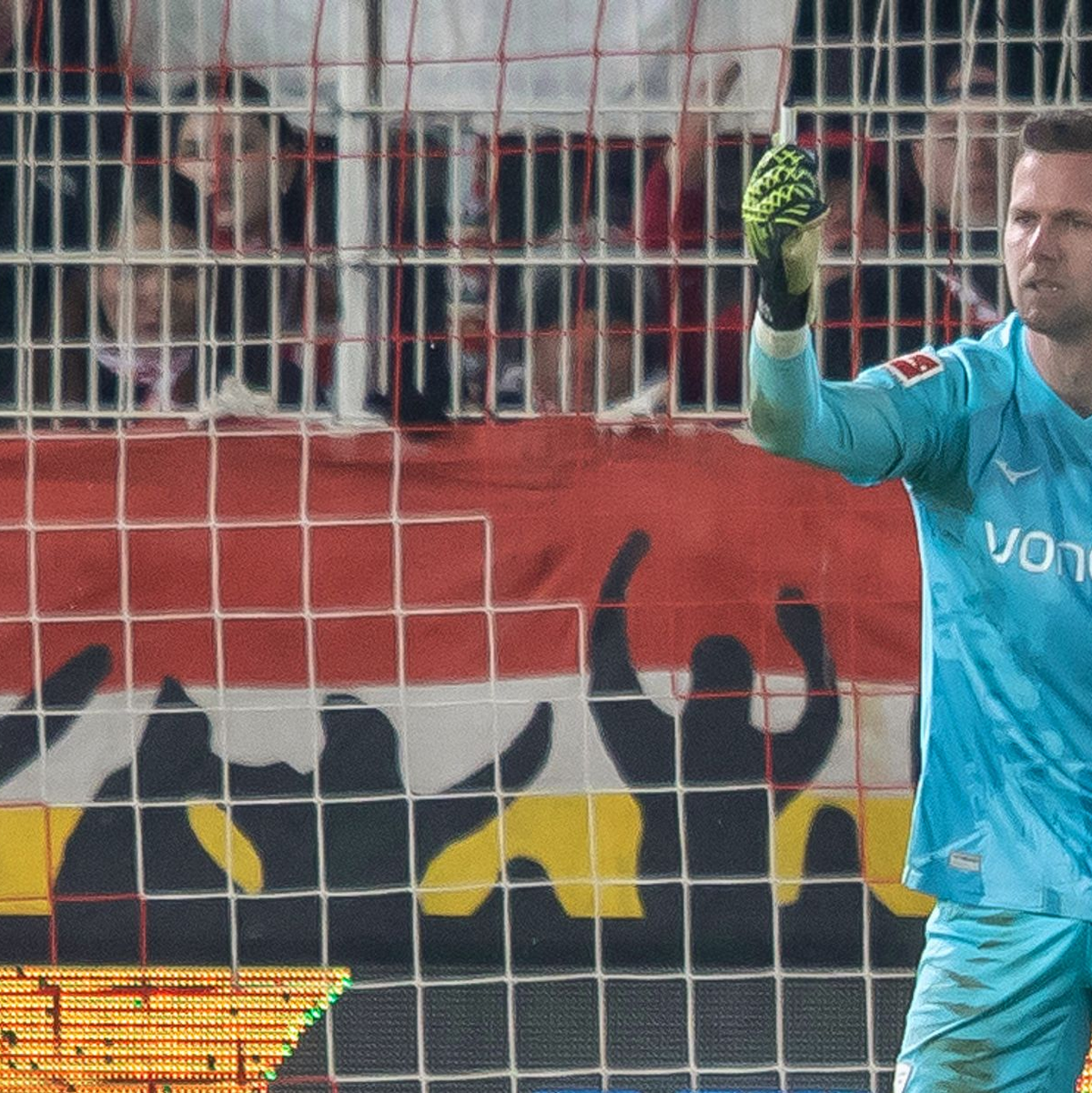 Bochums Keeper Patrick Drewes das Feuerzeug hoch, das ihn getroffen hat. - Foto: Andreas Gora/dpa