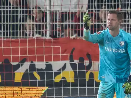 Bochums Keeper Patrick Drewes hält das Feuerzeug hoch, das ihn getroffen hat. - Foto: Andreas Gora/dpa