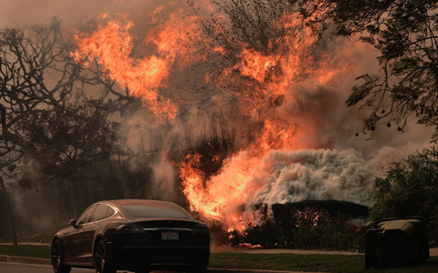 Mehr als 17.000 Helfer sind gegen die Feuer in Südkalifornien im Einsatz.  - Foto: Damian Dovarganes/AP/dpa