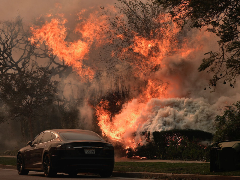Bei den Großbränden gibt es jetzt einen ersten Toten im Promi-Ort Malibu. - Foto: Damian Dovarganes/AP/dpa