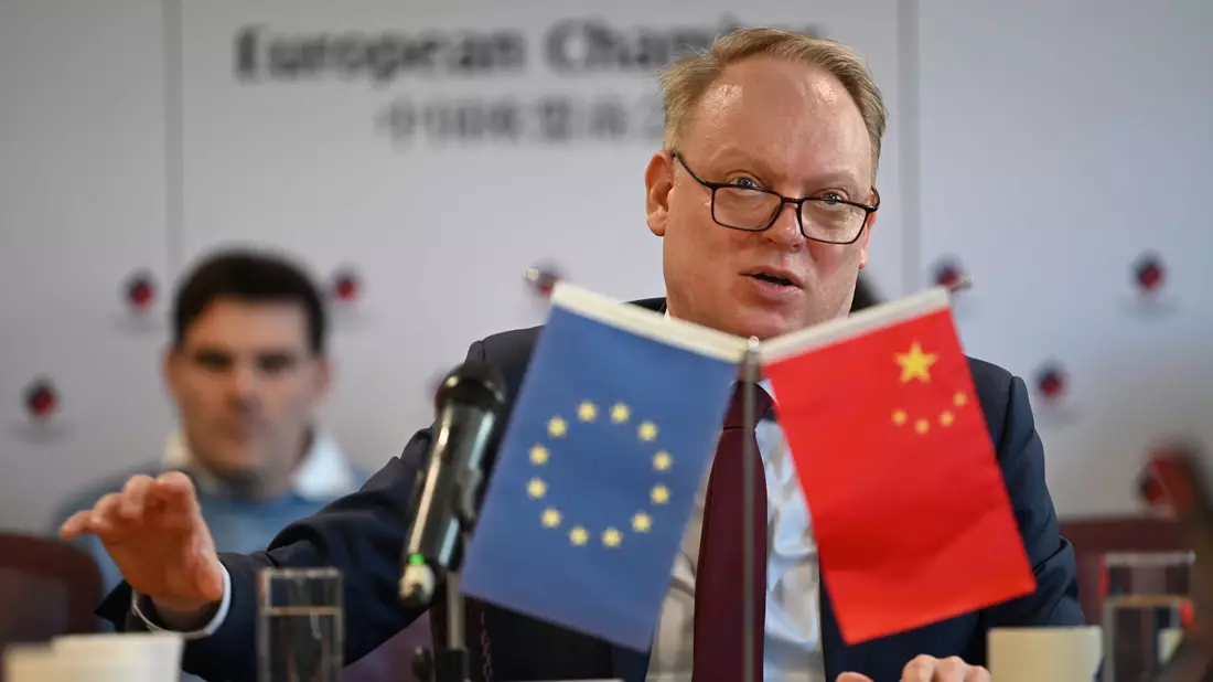 EU-Kammer-Präsident Eskelund warnte vor hohen Kosten und schwindender Effizienz, wenn EU-Firmen in Geschäft in China isolieren müssen. - Bild: Johannes Neudecker/dpa