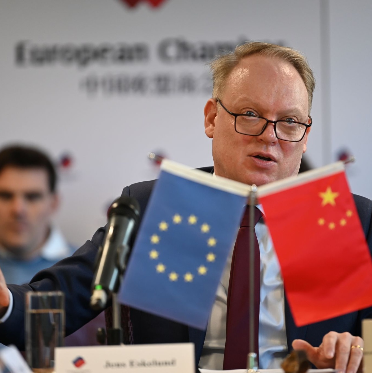 EU-Kammer-Präsident Eskelund warnte vor hohen Kosten und schwindender Effizienz, wenn EU-Firmen in Geschäft in China isolieren müssen. - Foto: Johannes Neudecker/dpa