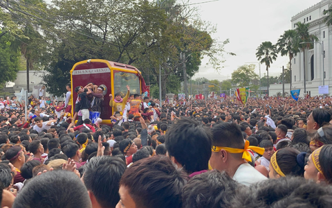 Die Prozession dauert traditionell viele Stunden. (Foto aktuell) - Foto: Girlie Linao/dpa
