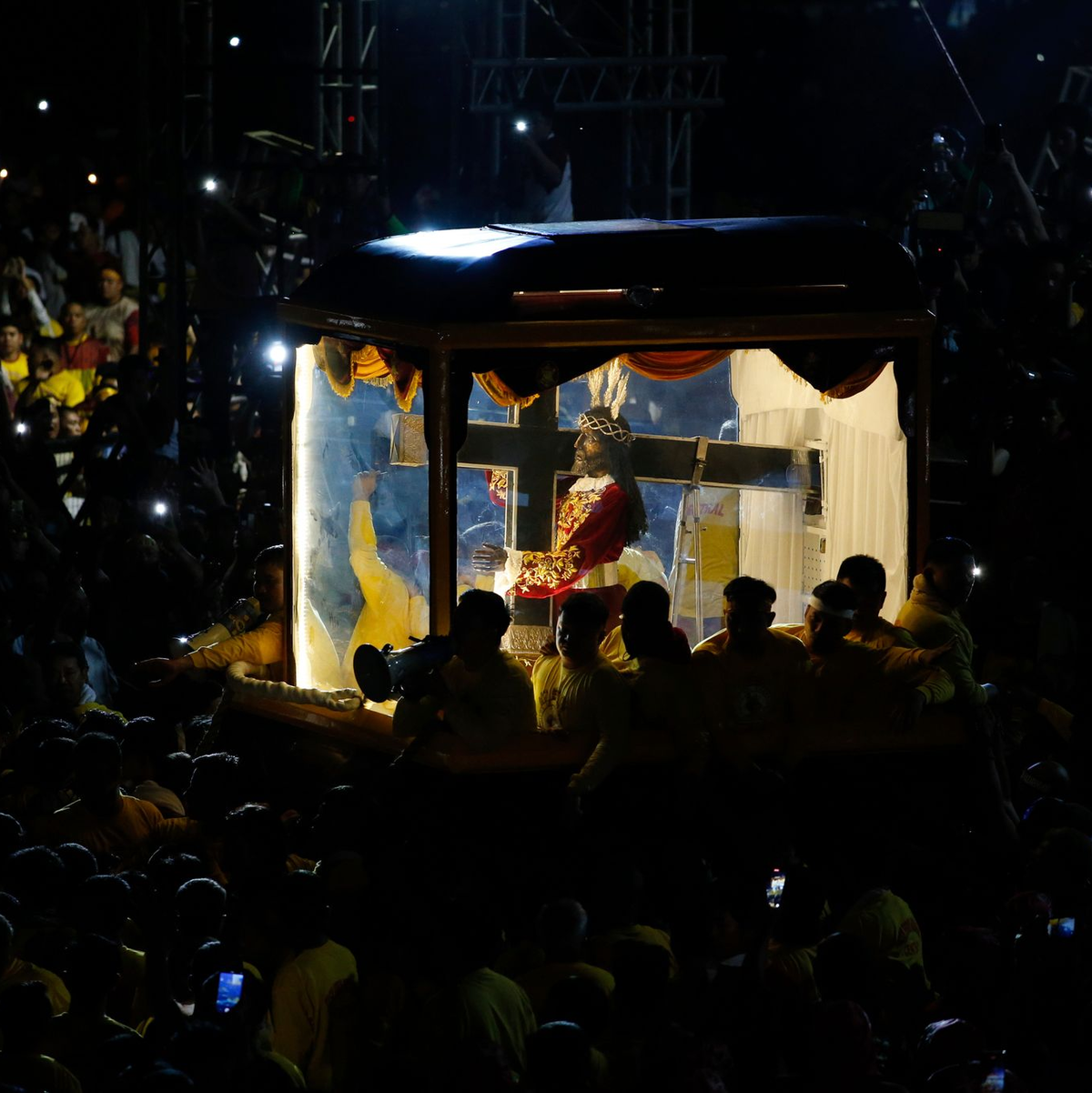 Viele Gläubige versuchen, den Wagen mit der Statue zu berühren. (Foto aktuell) - Foto: Basilio Sepe/AP/dpa