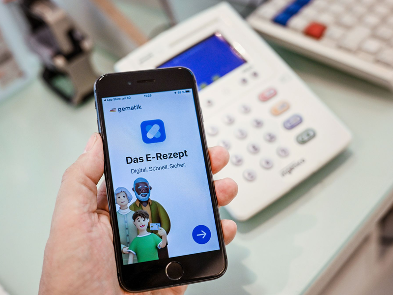 Das E-Rezept wird auf einem zentralen Server gespeichert, und die Apotheke wird beim Einstecken der Karte in das Lesegerät autorisiert, es von dort abzurufen. - Foto: Jens Kalaene/dpa/dpa-tmn