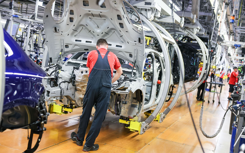 Der deutschen Autoindustrie fehlt es laut Ifo-Institut an Aufträgen. Mehr Unternehmen denken über Personalabbau nach. - Foto: Jan Woitas/dpa