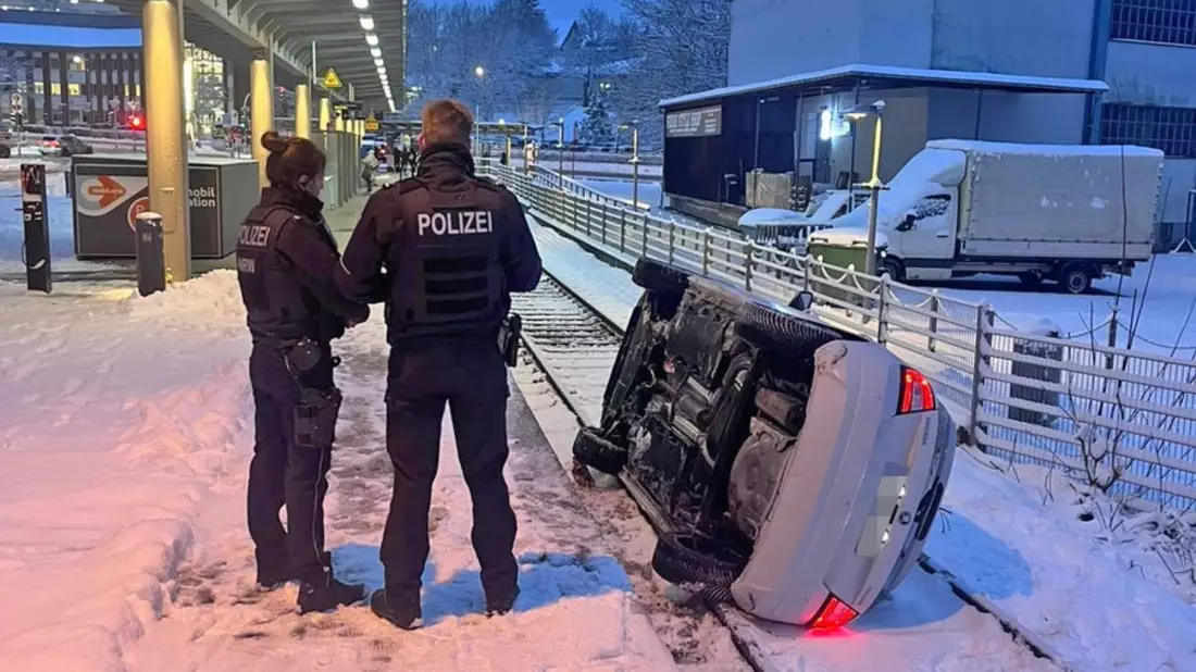 POL-MK: Erste Schneebilanz: Fünf Verletzte und PKW im Bahngleis - Bild: presseportal.de