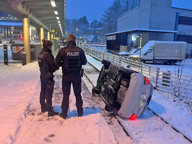 POL-MK: Erste Schneebilanz: Fünf Verletzte und PKW im Bahngleis - Foto: presseportal.de