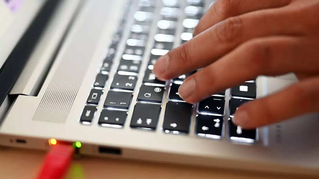 Das Cybercrime-Zentrum Baden-Württemberg und das Polizeipräsidium Ludwigsburg haben den Verdächtigen ermittelt. (Symbolbild) - Bild: Uli Deck/dpa