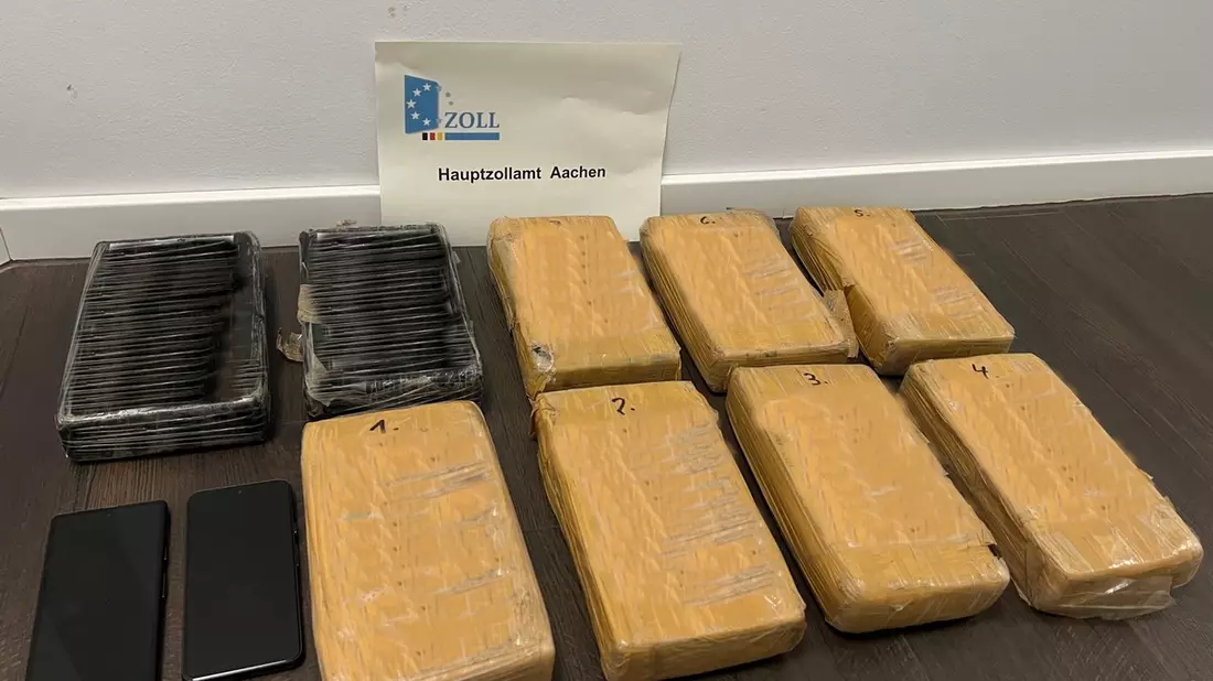 HZA-AC: Über zehn Kilo Kokain unter der Mittelkonsole: Aachener Zoll stoppt Drogenkurier auf der A 44 bei Aachen - Bild: presseportal.de
