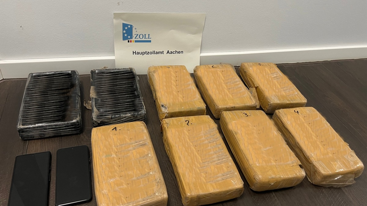 HZA-AC: Über zehn Kilo Kokain unter der Mittelkonsole: Aachener Zoll stoppt Drogenkurier auf der A 44 bei Aachen - Foto: presseportal.de