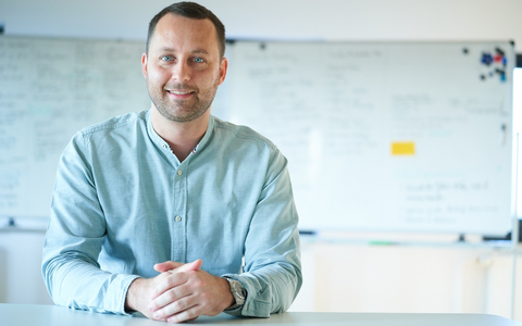 Effektive Kommunikation als Schlüssel zur Spitzenleistung im Vertrieb? Maximilian Karpf klärt auf, worauf es wirklich ankommt - Foto: presseportal.de