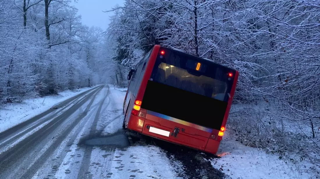 POL-PB: Verkehrsunfälle auf schneeglatten Straßen im Südkreis / Lkw-Fahrer verunglückt beim Schneekehren - Bild: presseportal.de