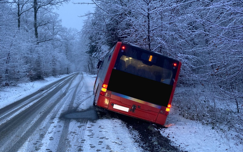 POL-PB: Verkehrsunfälle auf schneeglatten Straßen im Südkreis / Lkw-Fahrer verunglückt beim Schneekehren - Foto: presseportal.de