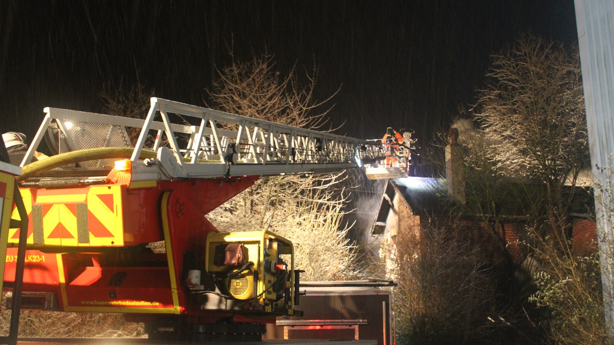 FF Bad Salzuflen: Feuer zerstört Bahngebäude / Freiwillige Feuerwehr Bad Salzuflen ist über Stunden mit 80 Kräften im Industriegebiet Holzhausen im Einsatz - Foto: presseportal.de