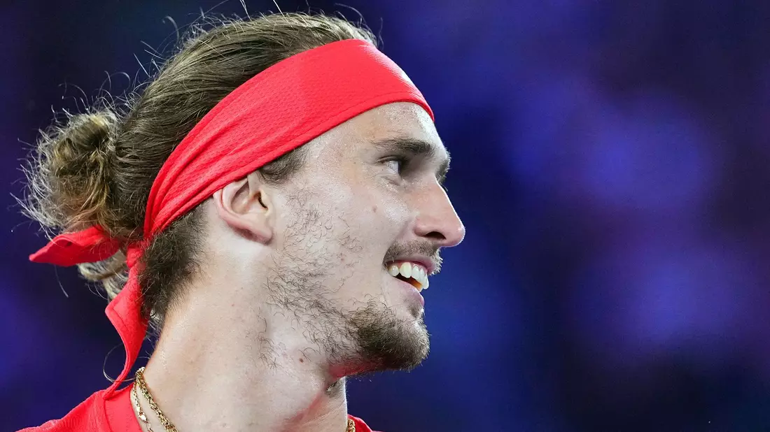 Alexander Zverev (l) und Novak Djokovic trafen kurz vor Start der Australian Open in einem Showmatch aufeinander. - Bild: Vincent Thian/AP/dpa
