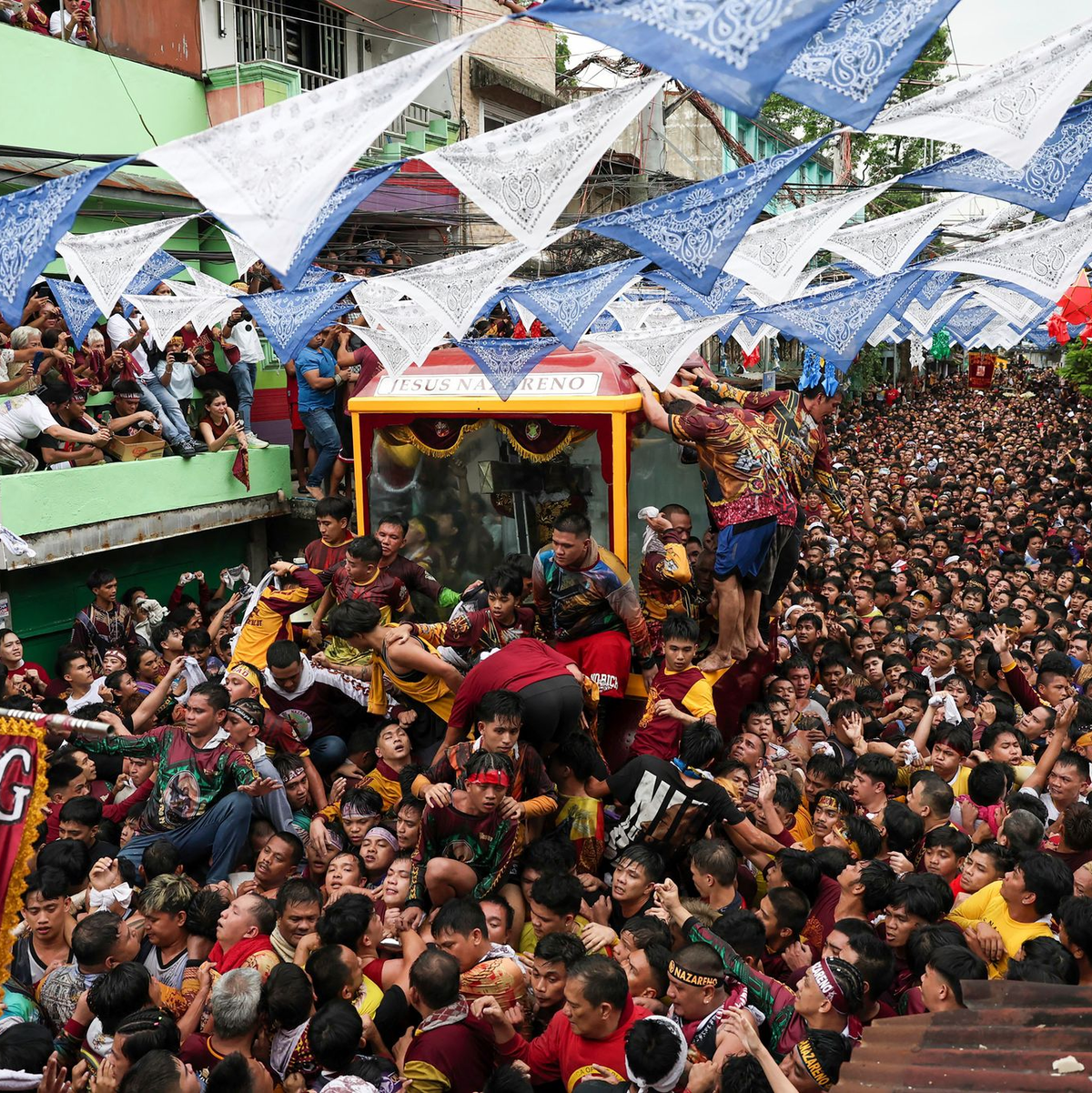 Der Andrang Gläubiger war auch in diesem Jahr riesig. - Foto: Basilio Sepe/AP/dpa