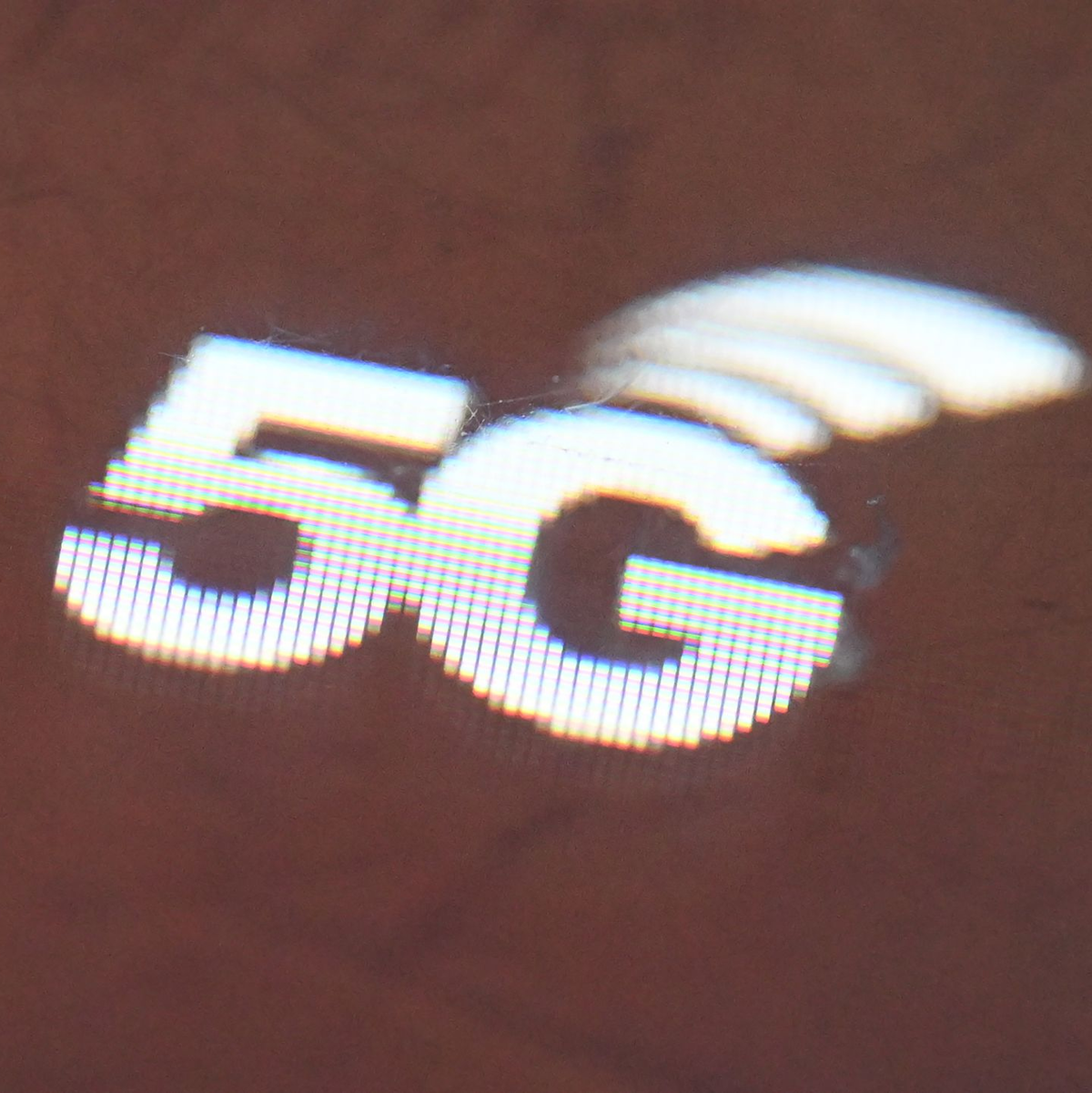 Auf dem Bildschirm eines mobilen Routers erscheint das Logo des Mobilfunknetzes 5G. - Foto: Bernd Weißbrod/dpa