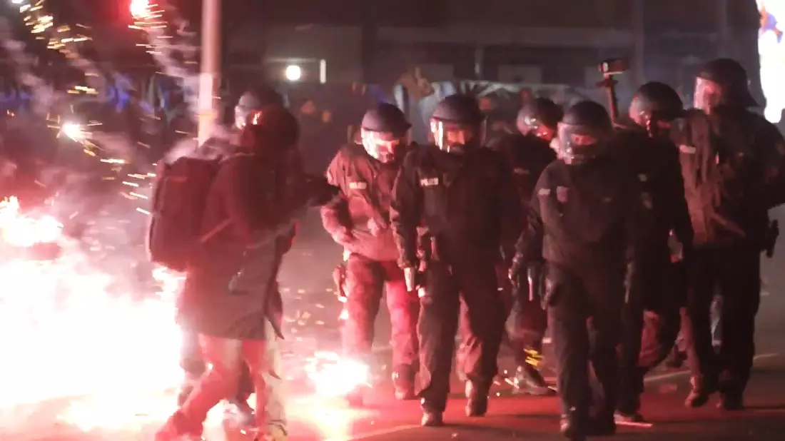 Polizisten in der Silvesternacht in Berlin. (Archivbild)  - Bild: Julius Schreiner/dpa