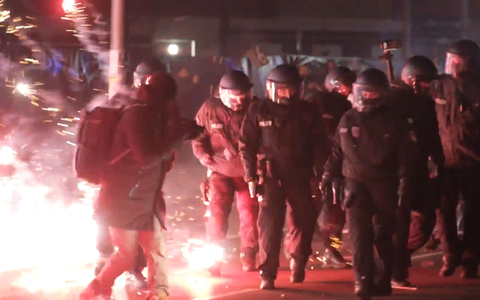Polizisten in der Silvesternacht in Berlin. (Archivbild)  - Foto: Julius Schreiner/dpa