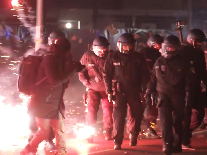 Polizisten in der Silvesternacht in Berlin. (Archivbild)  - Foto: Julius Schreiner/dpa