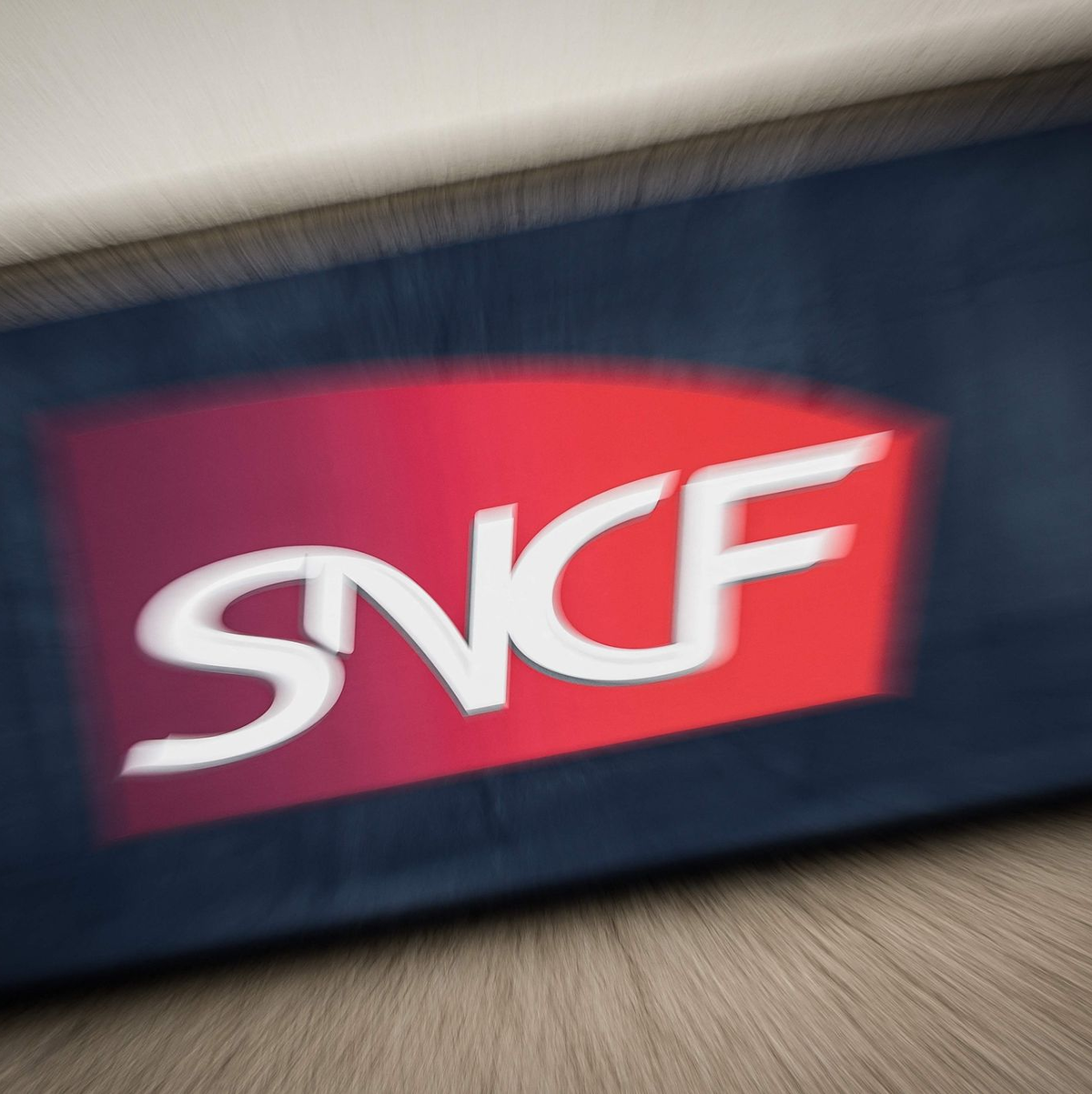 Bei der französischen Eisenbahngesellschaft SNCF wird bisher abgefragt, ob jemand «Herr» oder «Frau» ist. (Archivbild) - Foto: Loic Venance/AFP/dpa