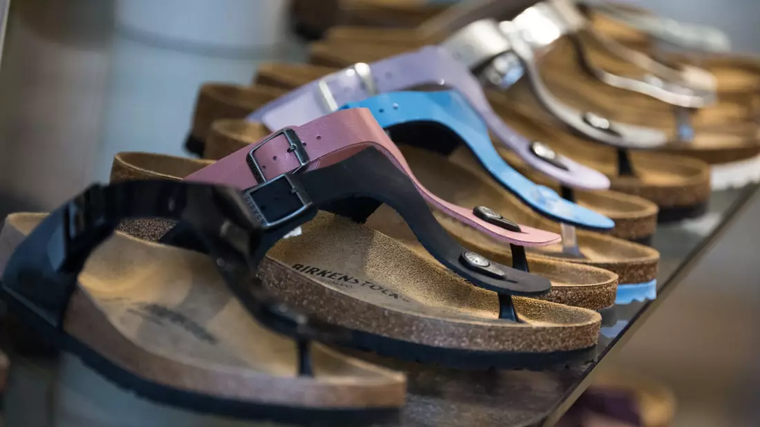 Das Unternehmen kämpft um Urheberrechte für seine Sandalen-Klassiker. (Archivbild) - Bild: Sebastian Christoph Gollnow/dpa