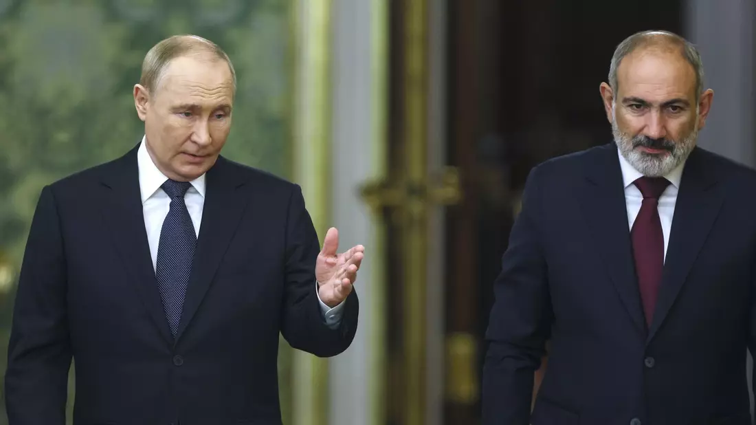 Das Verhältnis zwischen Kremlchef Wladimir Putin und Armeniens Premier Nikol Paschinjan gilt als gespannt. (Archivbild) - Bild: Sergei Ilnitsky/POOL EPA/AP/dpa