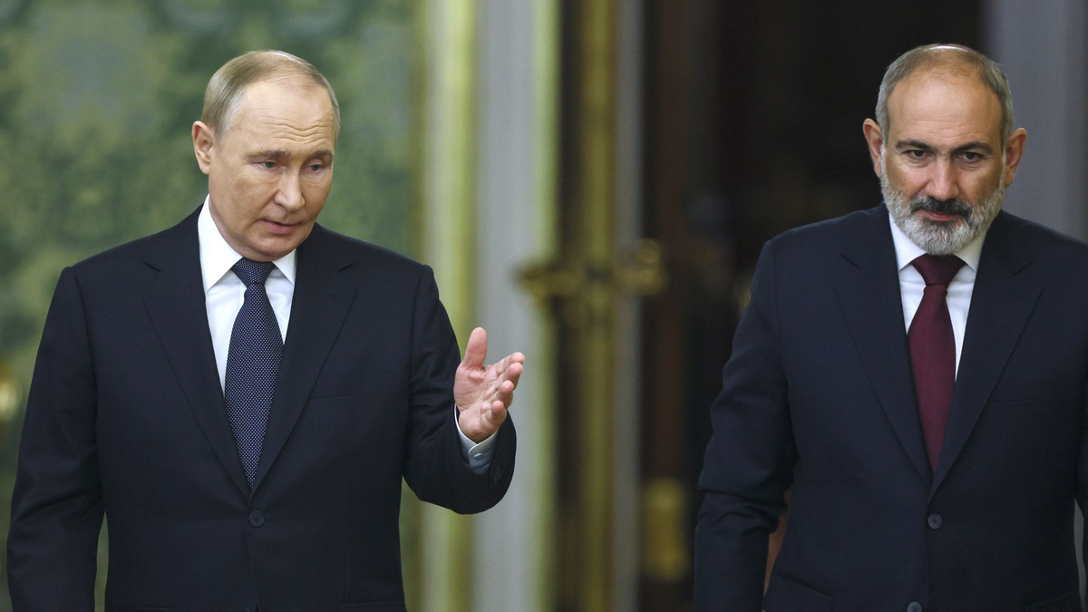 Das Verhältnis zwischen Kremlchef Wladimir Putin und Armeniens Premier Nikol Paschinjan gilt als gespannt. (Archivbild) - Foto: Sergei Ilnitsky/POOL EPA/AP/dpa